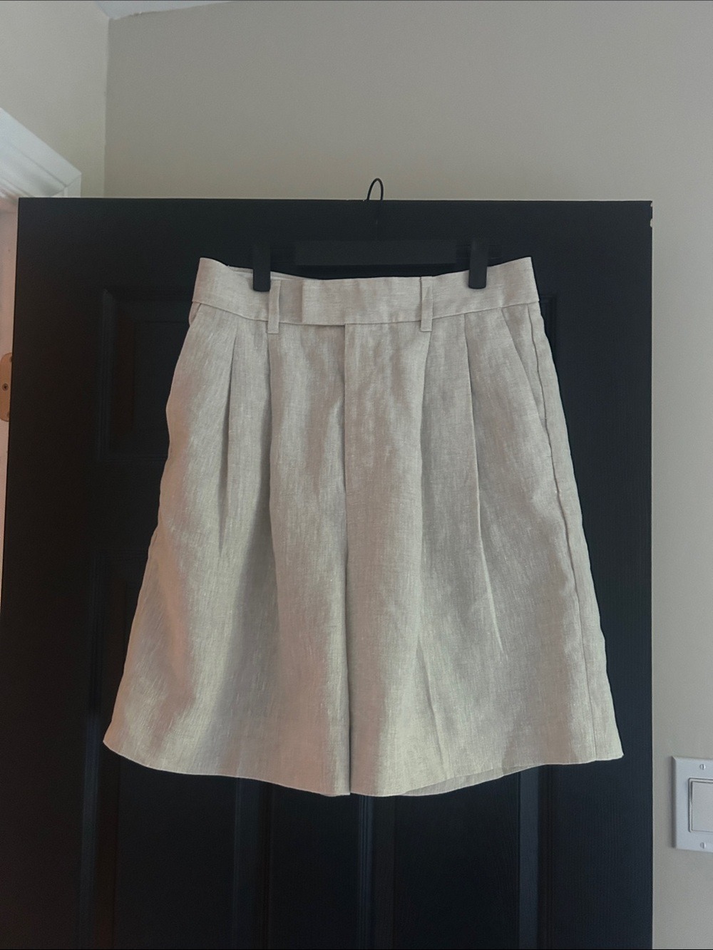 100% linen Banana Republic Light Beige/ivory Pleated  Shorts